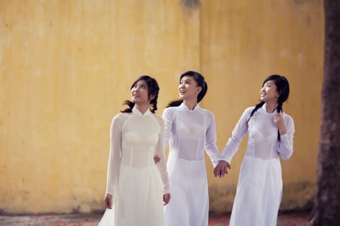 【アオザイ】ベトナムの女学生がかわいすぎる・・・しかも下着透け透けでござるｗｗｗｗｗ（画像21枚）・1枚目
