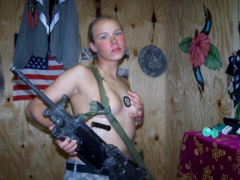 【※画像あり】女性兵士がいかに欲求不満であるかご覧ください（35枚）・2枚目