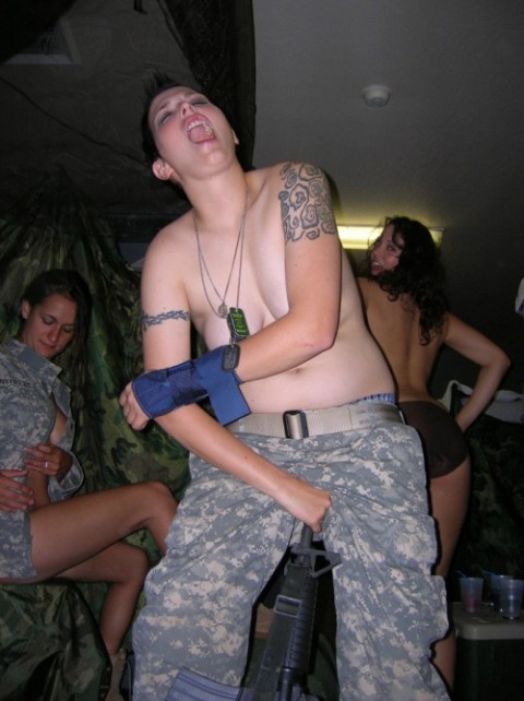 【※画像あり】女性兵士がいかに欲求不満であるかご覧ください（35枚）・19枚目