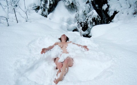 【※画像あり】雪景色の中を無邪気に裸で遊ぶ女の子たちをご覧くださいｗｗｗｗｗｗｗｗｗｗｗｗｗｗ（26枚）・25枚目