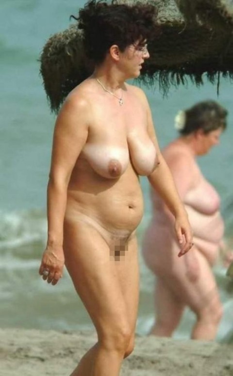 【画像24枚】ヌーディストビーチで全裸になってるポチャ女を貼ってくからアウトかセーフか判定してくれｗｗｗｗｗｗｗｗｗｗ・11枚目
