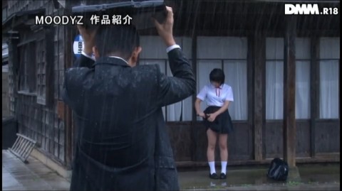 ド田舎のバス停で巨乳JKが濡れ透け制服で雨宿り→そこへ中年オヤジがやってきた結果・・・（※画像あり）・11枚目