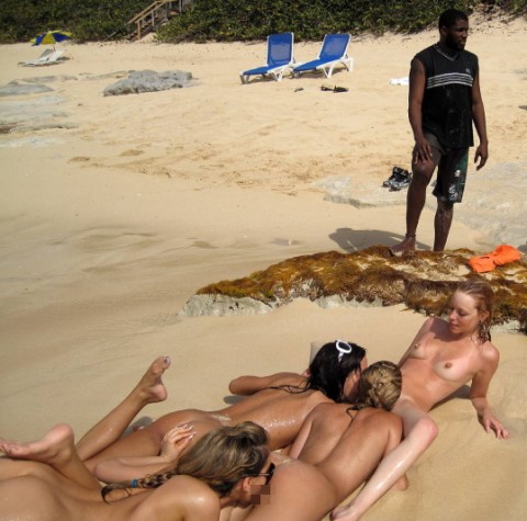 【ドン引き】ヌーディストビーチでのオフザケがすぎる女の子たち（画像24枚）・3枚目
