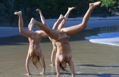 【画像あり】「ビーチで全裸で逆立ちしてマ●コパッカーン」とかしてる女なんているはずが・・・ｲﾀｰｰｰｰｰｰｰｰｰｰｰｰｰｰｰｰｰ!!!!!!!・9枚目