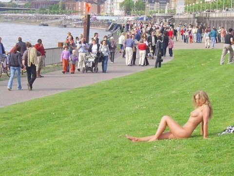 【超ラッキー】海外でたまに出くわすという裸族の美女たちｗｗｗｗｗｗｗｗｗｗｗｗｗｗ（画像27枚）・20枚目