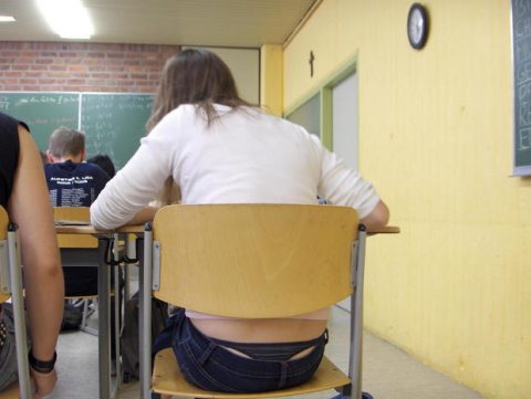 【画像】前の席の女のケツがエロ過ぎて授業に集中できない・・・（27枚）・19枚目