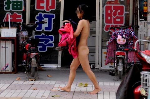【露出狂】性への締め付けがキツイ中国で壊れてしまった女たち・・・（画像25枚）・1枚目