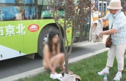 【露出狂】性への締め付けがキツイ中国で壊れてしまった女たち・・・（画像25枚）・13枚目