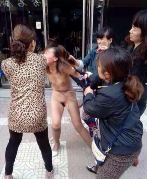 【露出狂】性への締め付けがキツイ中国で壊れてしまった女たち・・・（画像25枚）・23枚目