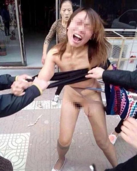 【露出狂】性への締め付けがキツイ中国で壊れてしまった女たち・・・（画像25枚）・24枚目