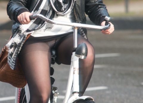 【画像あり】ミニスカで自転車に乗る女を露出狂認定するｗｗｗｗｗｗｗｗｗｗｗ・10枚目