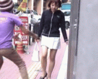【GIF画像】道歩いてるミニスカ女子見たらどうしてもやりたくなるコレｗｗｗｗｗｗｗｗｗｗ（24枚）・10枚目