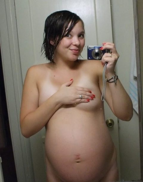 【謎】妊婦さん、自分の腹の大きさを確認するために全裸で自撮り→なぜ出回る？（画像26枚）・24枚目