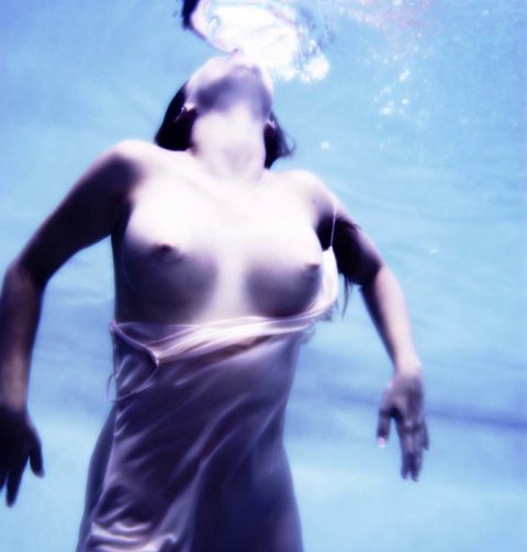 【水中ヌード】水の中で裸を撮ったらアートになるという不思議ｗｗｗｗｗｗｗｗｗｗｗｗｗｗｗ（画像31枚）・4枚目