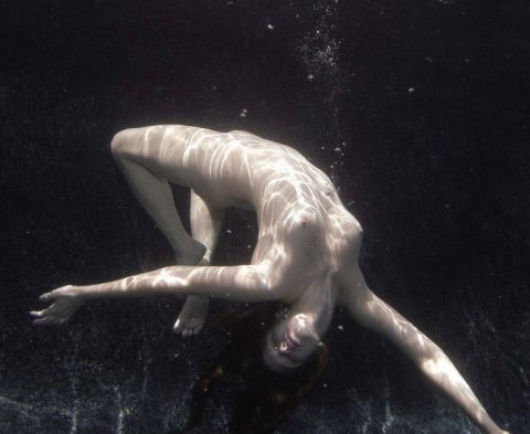 【水中ヌード】水の中で裸を撮ったらアートになるという不思議ｗｗｗｗｗｗｗｗｗｗｗｗｗｗｗ（画像31枚）・12枚目