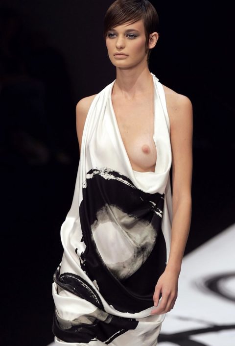 【ファッションショー】スーパーモデルのお姉さん、乳首ビンビンやないか・・・（画像あり）・10枚目
