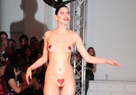 【ファッションショー】スーパーモデルのお姉さん、乳首ビンビンやないか・・・（画像あり）・15枚目