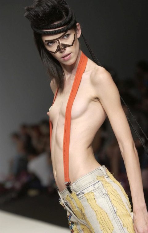 【ファッションショー】スーパーモデルのお姉さん、乳首ビンビンやないか・・・（画像あり）・17枚目