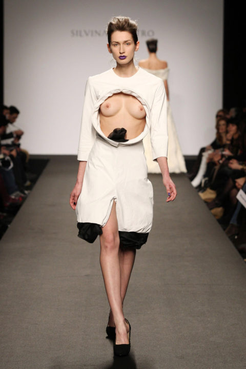 【ファッションショー】スーパーモデルのお姉さん、乳首ビンビンやないか・・・（画像あり）・18枚目
