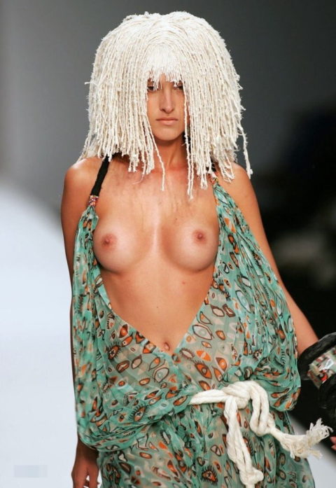 【ファッションショー】スーパーモデルのお姉さん、乳首ビンビンやないか・・・（画像あり）・20枚目