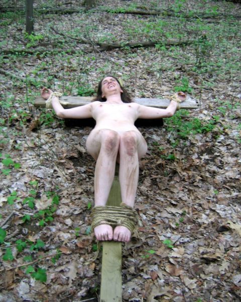 全裸女がガチで野外で磔にされてるどうかしてるエロ画像集（29枚）・19枚目