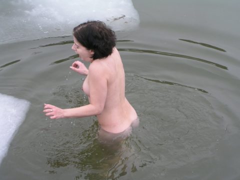 チンコを熱くさせてくれる全裸で寒中水泳を頑張る美女たち（画像30枚）・11枚目