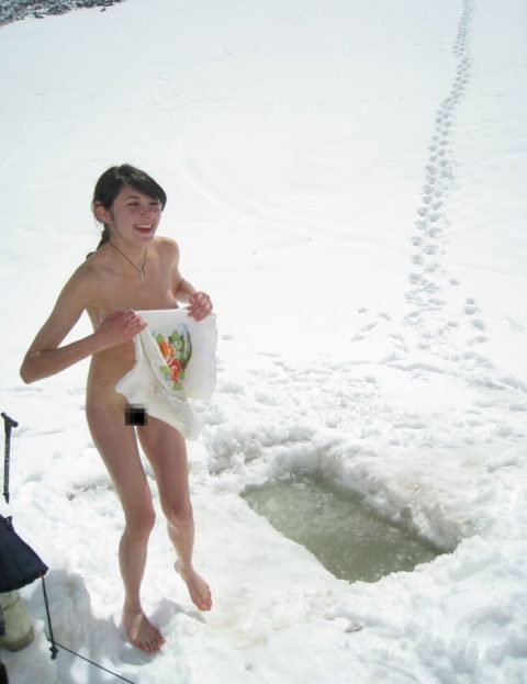 チンコを熱くさせてくれる全裸で寒中水泳を頑張る美女たち（画像30枚）・14枚目