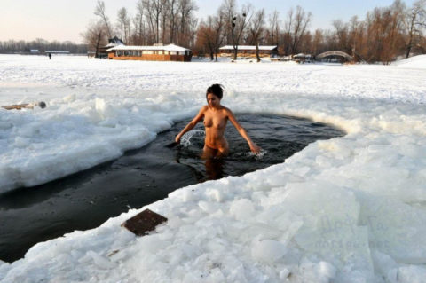 チンコを熱くさせてくれる全裸で寒中水泳を頑張る美女たち（画像30枚）・15枚目