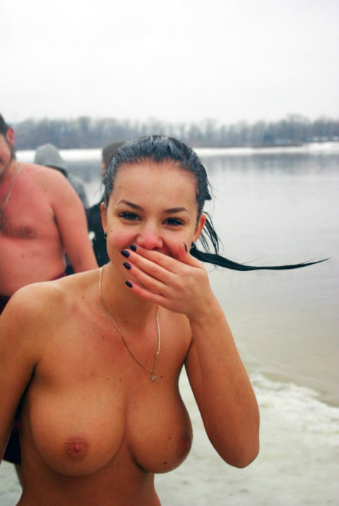 チンコを熱くさせてくれる全裸で寒中水泳を頑張る美女たち（画像30枚）・22枚目