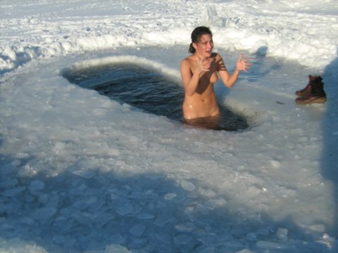 チンコを熱くさせてくれる全裸で寒中水泳を頑張る美女たち（画像30枚）・27枚目