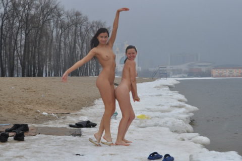 チンコを熱くさせてくれる全裸で寒中水泳を頑張る美女たち（画像30枚）・29枚目
