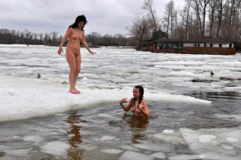 チンコを熱くさせてくれる全裸で寒中水泳を頑張る美女たち（画像30枚）・3枚目