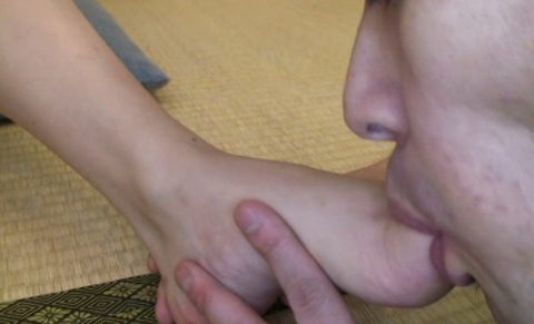 【足舐めプレイ】彼氏がセクロス中に脚の指を舐めてきて困ってます。。。。（画像あり）・3枚目