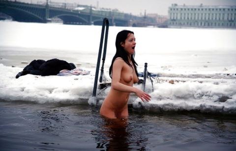 チンコを熱くさせてくれる全裸で寒中水泳を頑張る美女たち（画像30枚）・5枚目