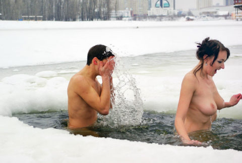 チンコを熱くさせてくれる全裸で寒中水泳を頑張る美女たち（画像30枚）・8枚目