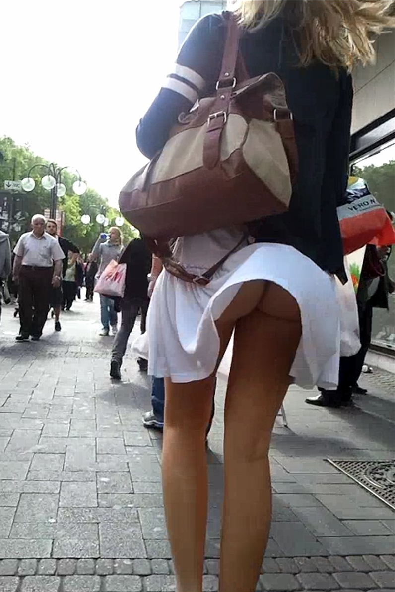 Девушка без трусов подняла юбку на улице фото
