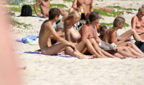 ヌーディストビーチで神乳すぎる10代女子が撮影される。107枚・58枚目