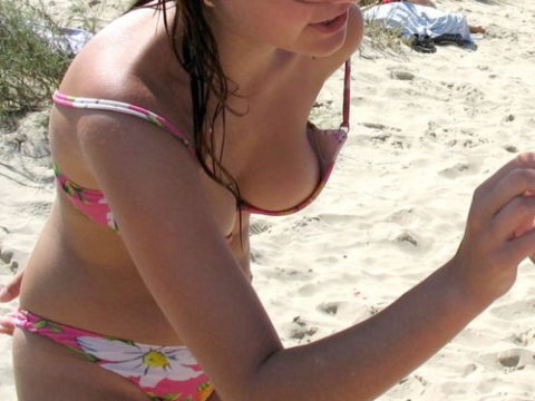 【激写】ビーチでビーチク晒しちゃった女性のエロ画像集（30枚）・1枚目