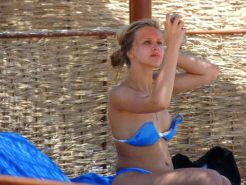 【激写】ビーチでビーチク晒しちゃった女性のエロ画像集（30枚）・21枚目