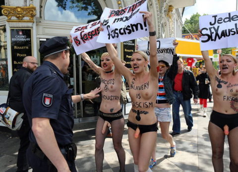 【おっぱい】トップレスで抗議デモを行う海外の女性露出団体のエロ画像（37枚）・1枚目