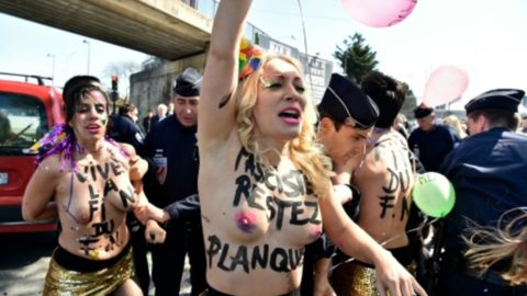 【おっぱい】トップレスで抗議デモを行う海外の女性露出団体のエロ画像（37枚）・20枚目