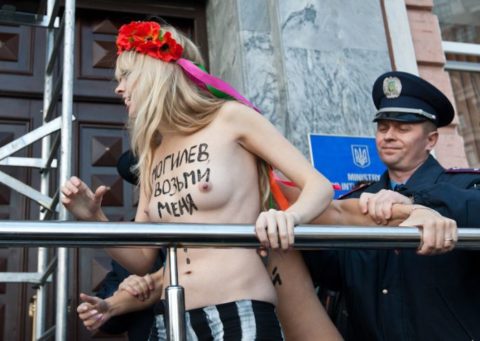 【おっぱい】トップレスで抗議デモを行う海外の女性露出団体のエロ画像（37枚）・27枚目