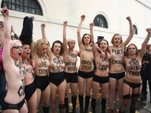 【おっぱい】トップレスで抗議デモを行う海外の女性露出団体のエロ画像（37枚）・31枚目