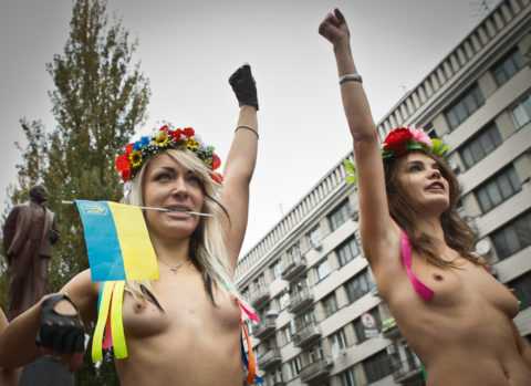 【おっぱい】トップレスで抗議デモを行う海外の女性露出団体のエロ画像（37枚）・6枚目