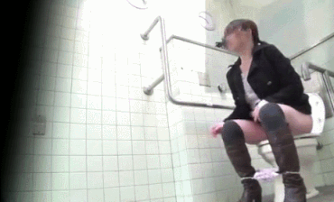 【エロGIF】女の子が放尿中にトイレを力づくで開けてみた結果ｗｗｗｗｗｗｗｗｗｗｗ（17枚）・17枚目