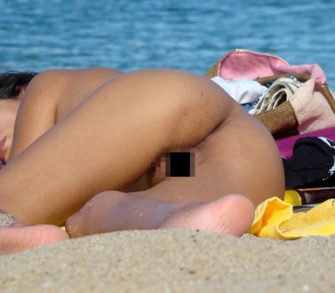 ヌーディストビーチで大胆に全裸で眠ってる美女たちのエロ画像集（28枚）・27枚目