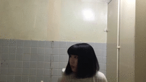 【エロGIF】女の子が放尿中にトイレを力づくで開けてみた結果ｗｗｗｗｗｗｗｗｗｗｗ（17枚）・6枚目