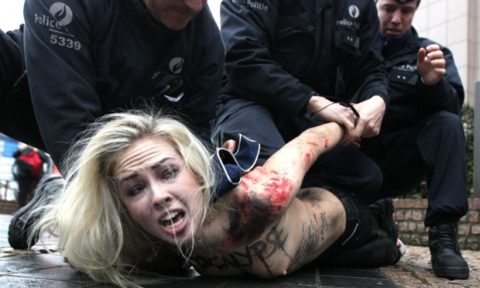 デモでおっぱい晒して警察に取り押さえられる海外美女のエロ画像集（34枚）・10枚目