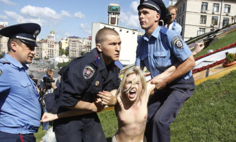 デモでおっぱい晒して警察に取り押さえられる海外美女のエロ画像集（34枚）・30枚目