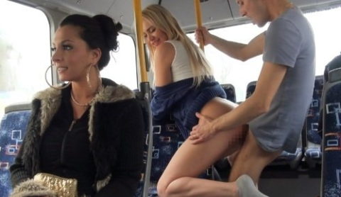 バスや電車内でハレンチ行為を行う迷惑カップルのエロ画像（33枚）・17枚目